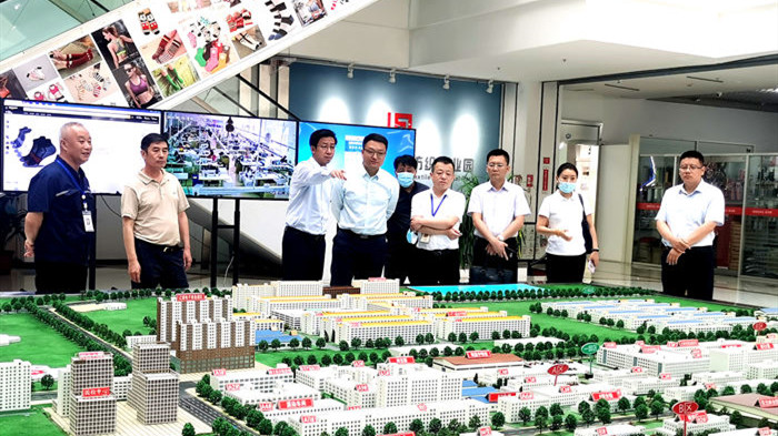 集團總經理吳波一行到東北襪業(yè)紡織工業(yè)園調研考察